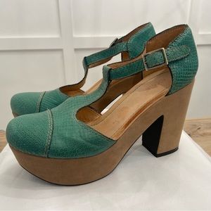 Nicole Relish Green T-Strap platform shoes